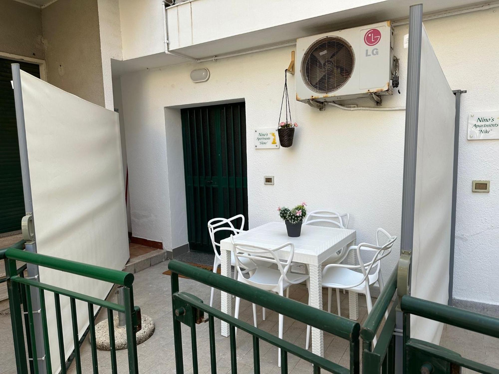 Nino'S Apartments Giardini Naxos Eksteriør billede